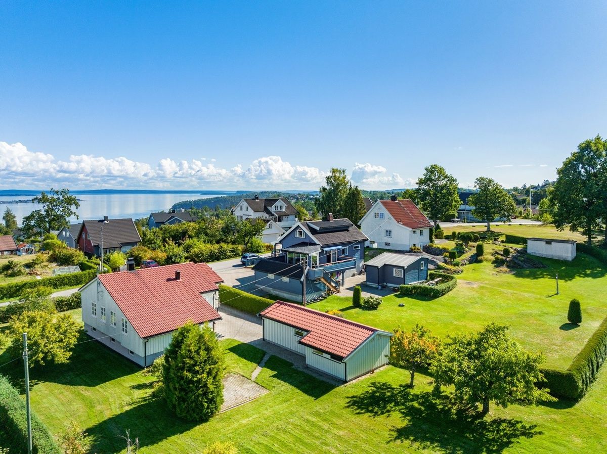Dronebilde av eneboligen i Borgenveien 9 med hage og utsikt over Oslofjorden