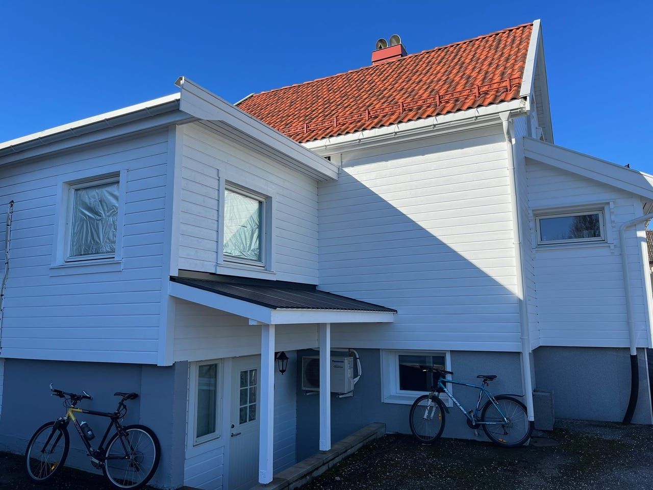 Hvit enebolig i Ekebergveien 20 i Holmestrand