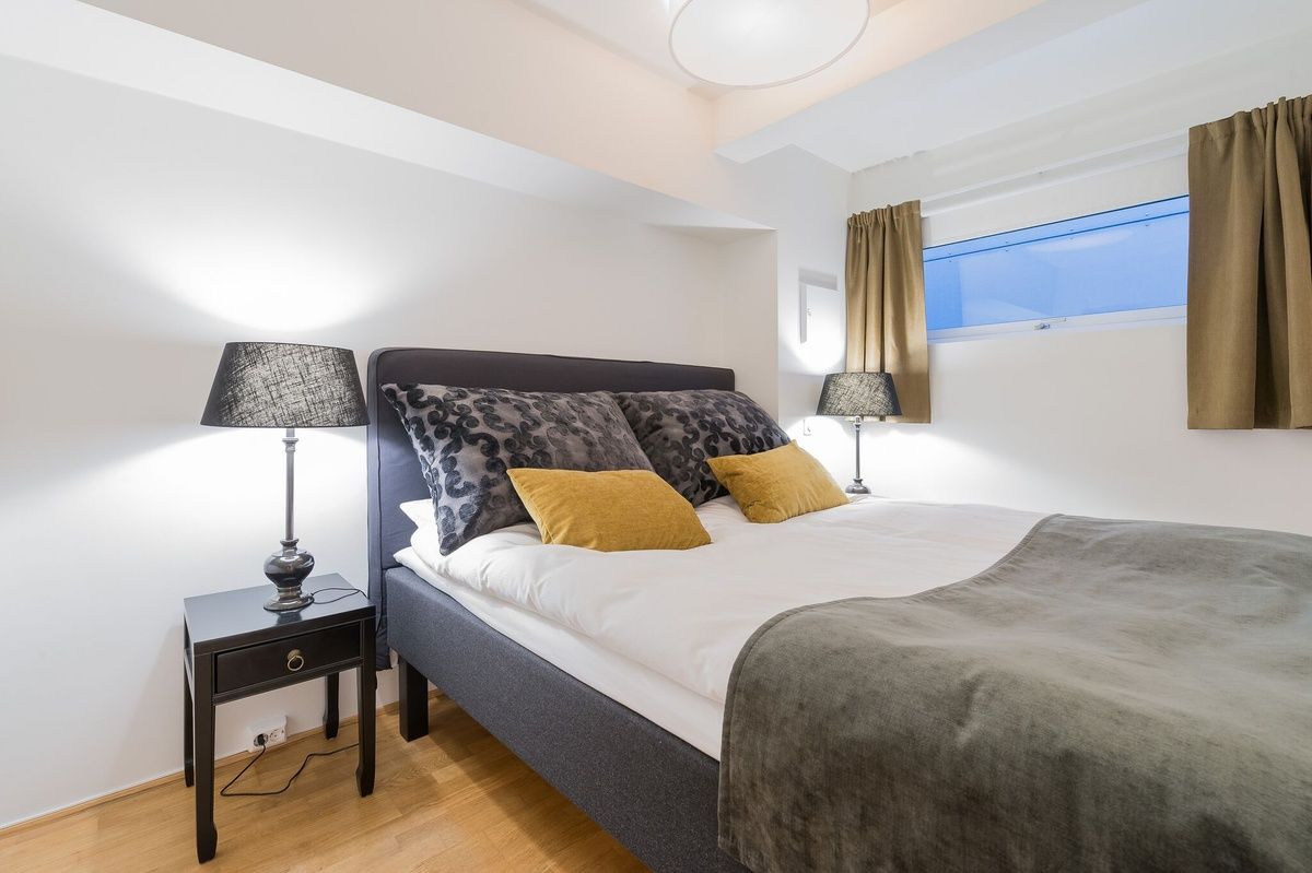 Soverom med queen-size seng i 2-roms leilighet i Posthallen, Prinsens gate 8